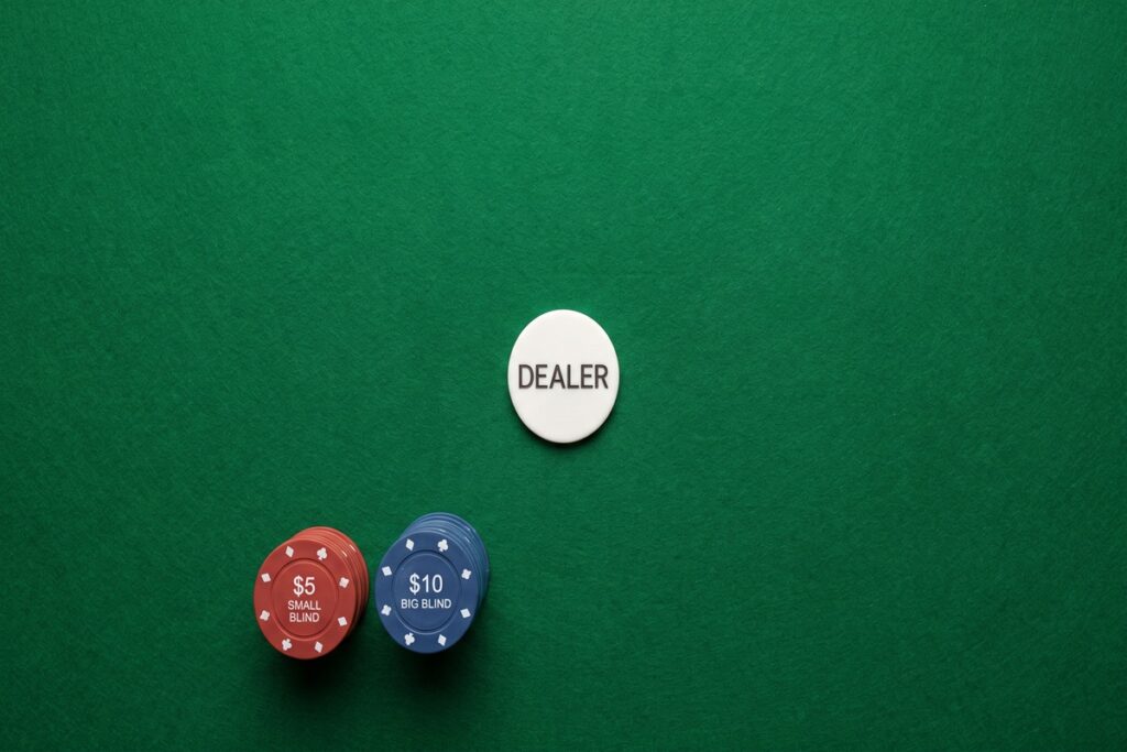 Dealerknapp med small blind och big blind på pokerbordet