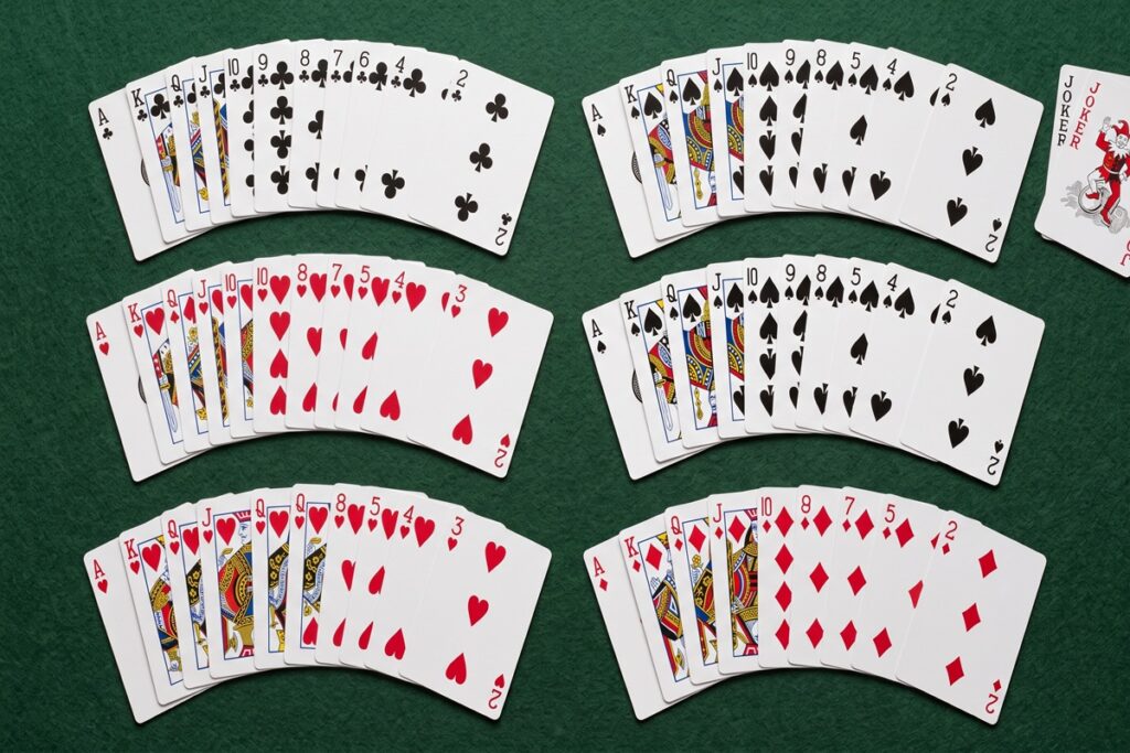 Kortlek med 52 kort utdelad till fyra spelare i Hjärter