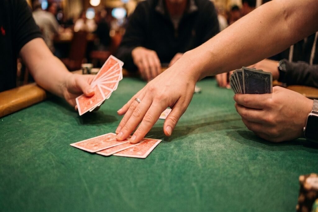 Spelare skickar tre kort i kortbytet i Hjärter