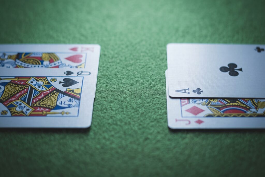 Två blackjackhänder som visar skillnaden mellan hård och mjuk hand