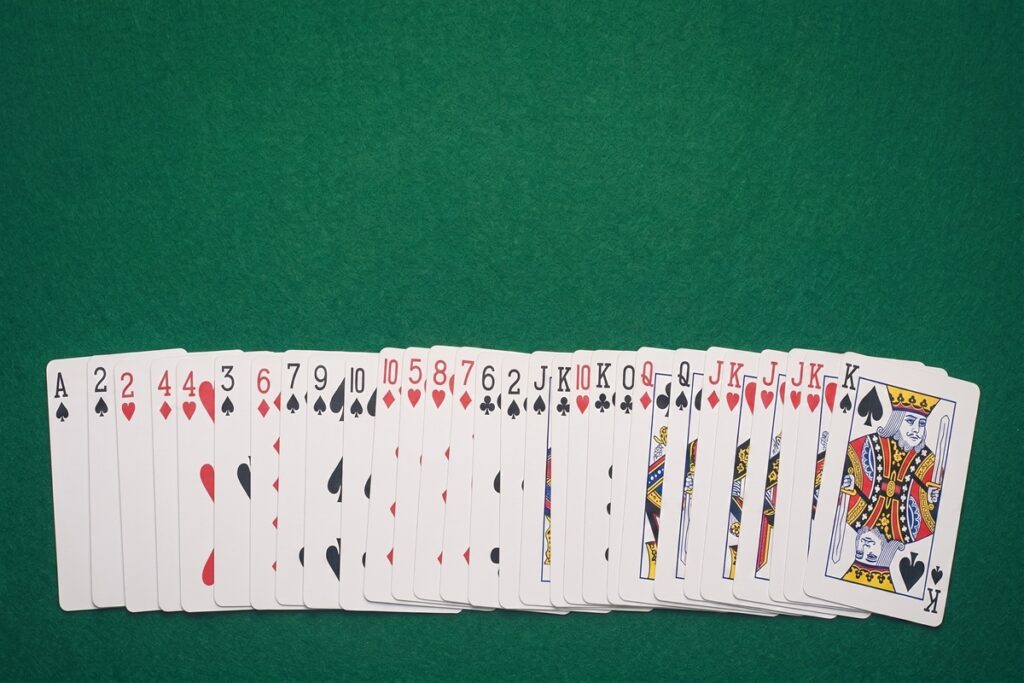 Spelkort utlagda för att visa kortens värden i blackjack