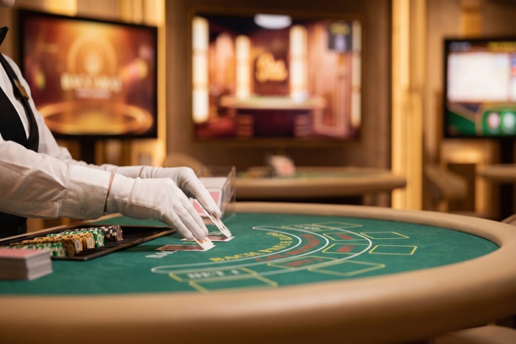 Live baccarat med dealer som delar ut kort enligt spelets regler