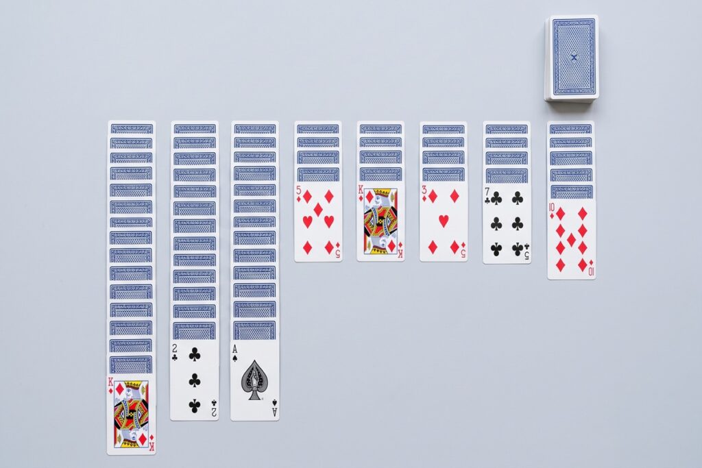 Korrekt upplägg i Spindelharpan med 54 kort i tio kolumner och talong
