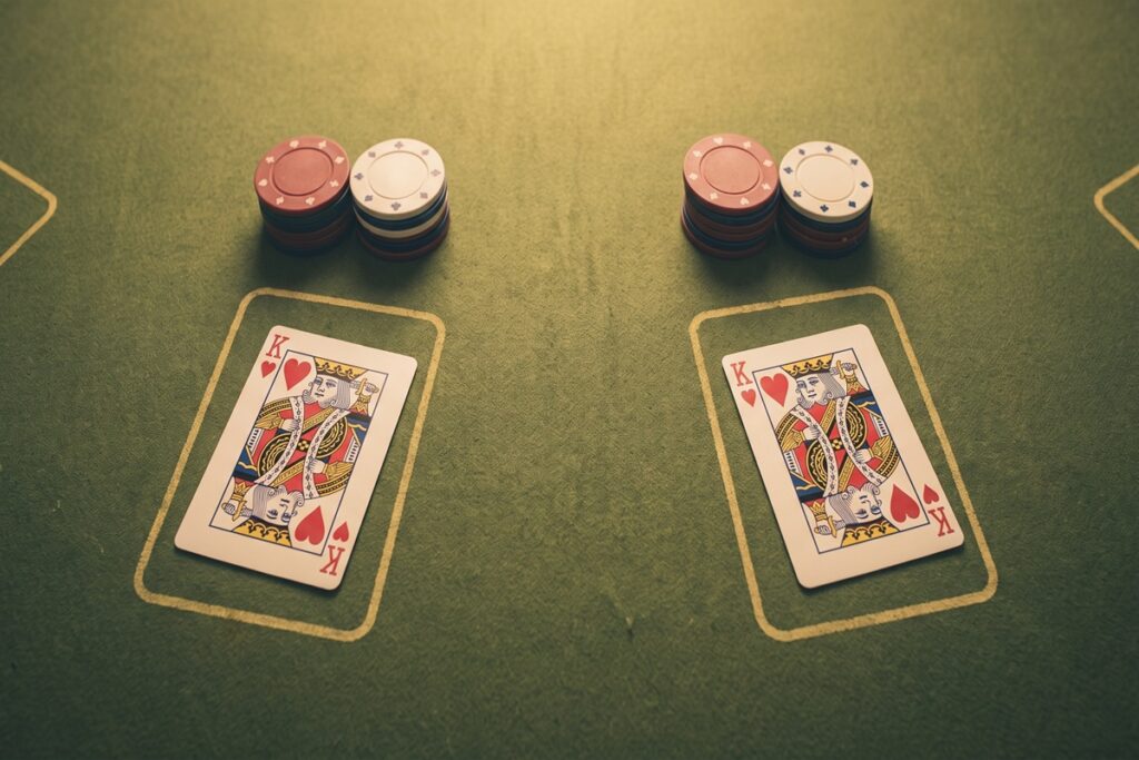 Två lika kort som splittas till två separata blackjackhänder